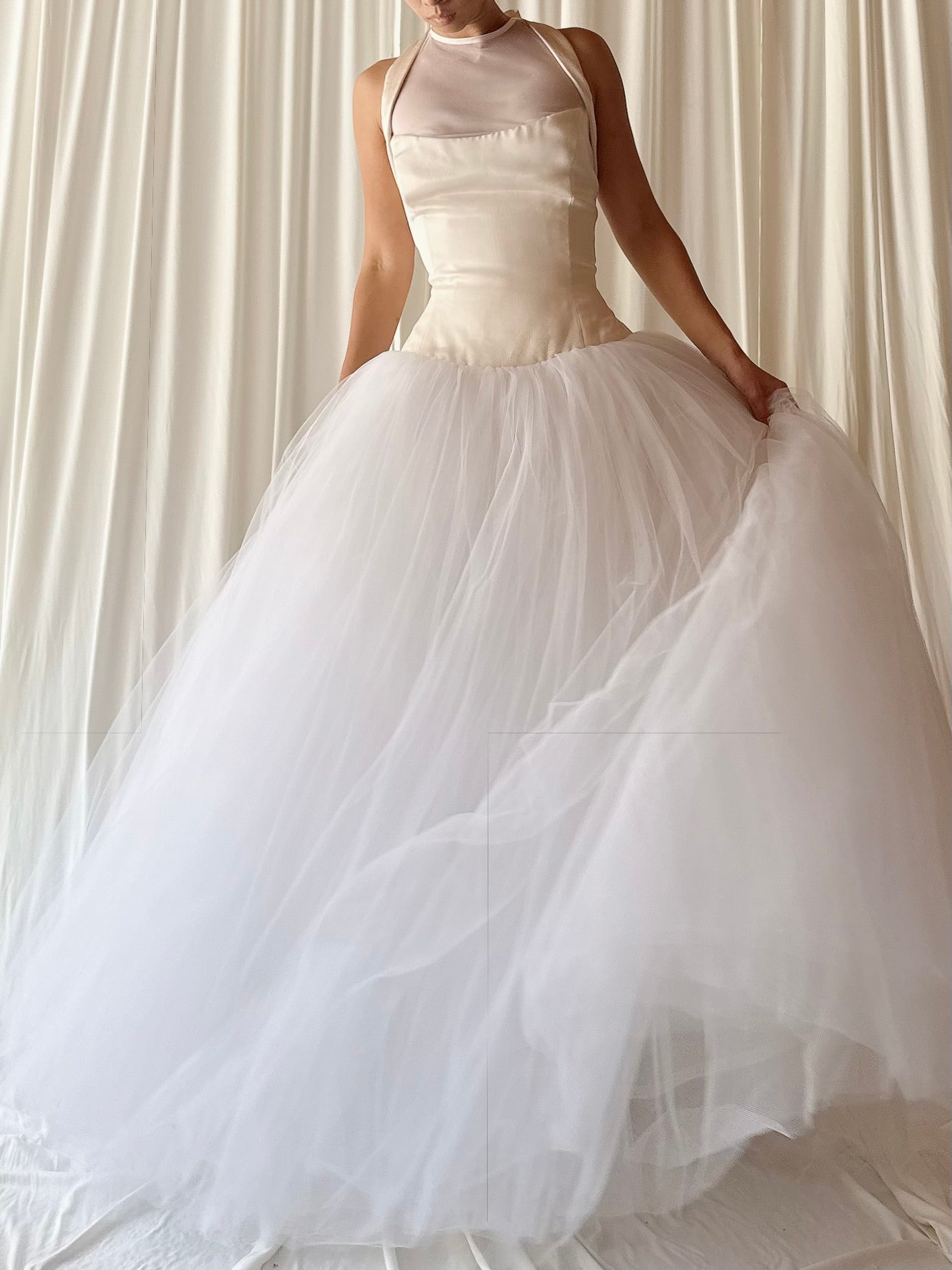 1990s Vera Wang Silk and Tulle Gown - 34B/28W/59L