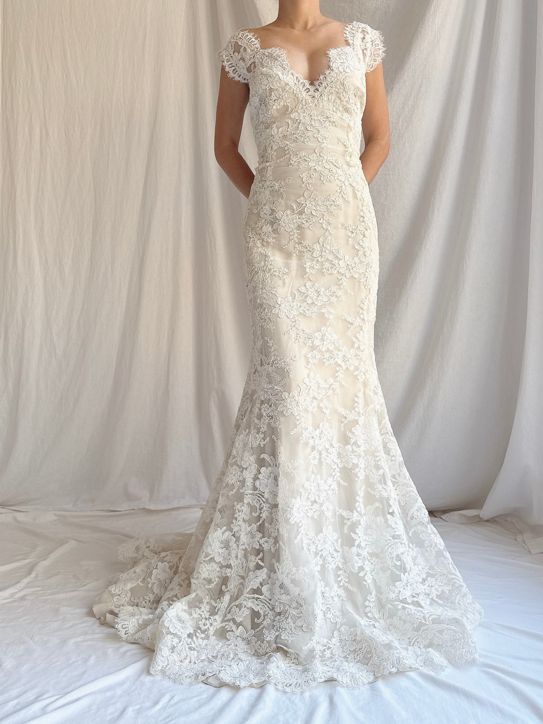 00 Monique Llhuilier Lace and Silk Gown - M/8