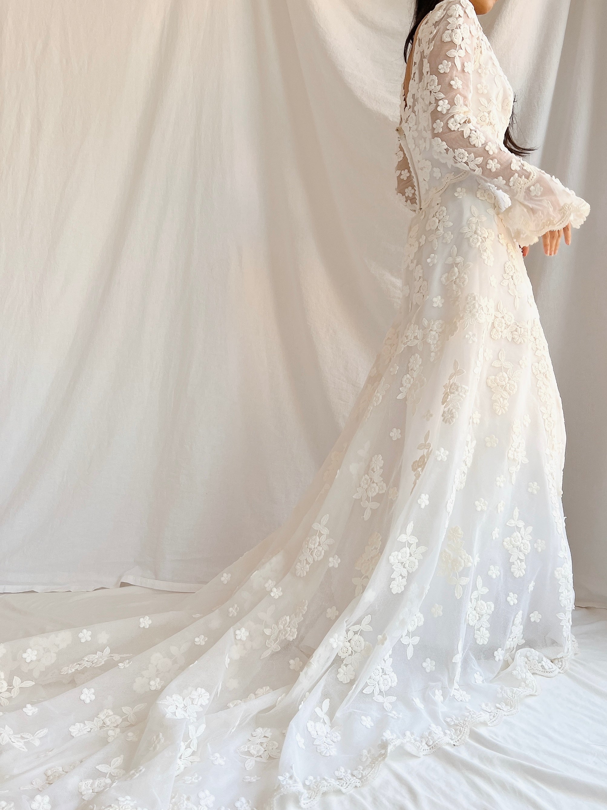 1960s Long Sleeves Floral Appliqué Gown with Veil - S