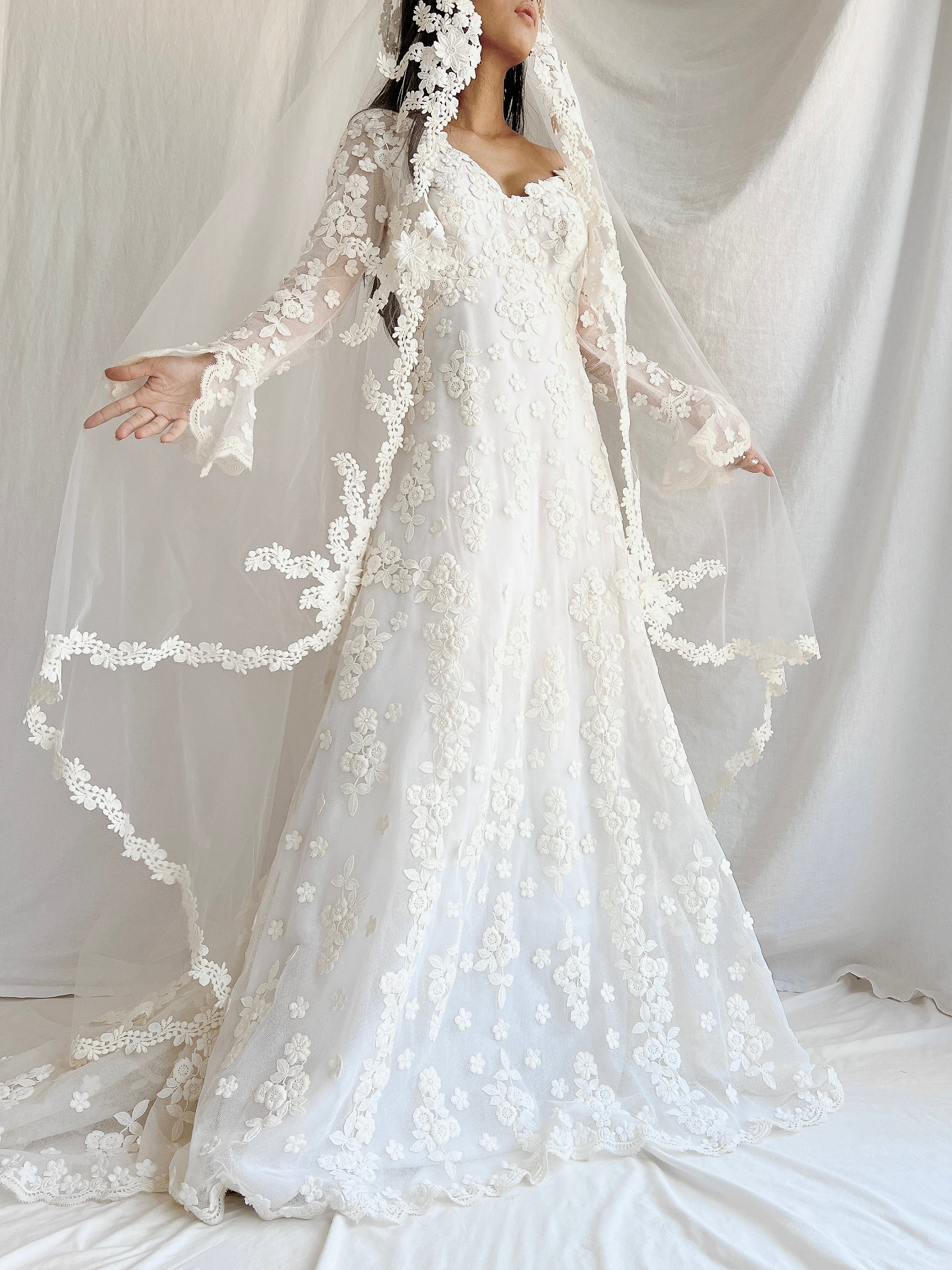 1960s Long Sleeves Floral Appliqué Gown with Veil - S
