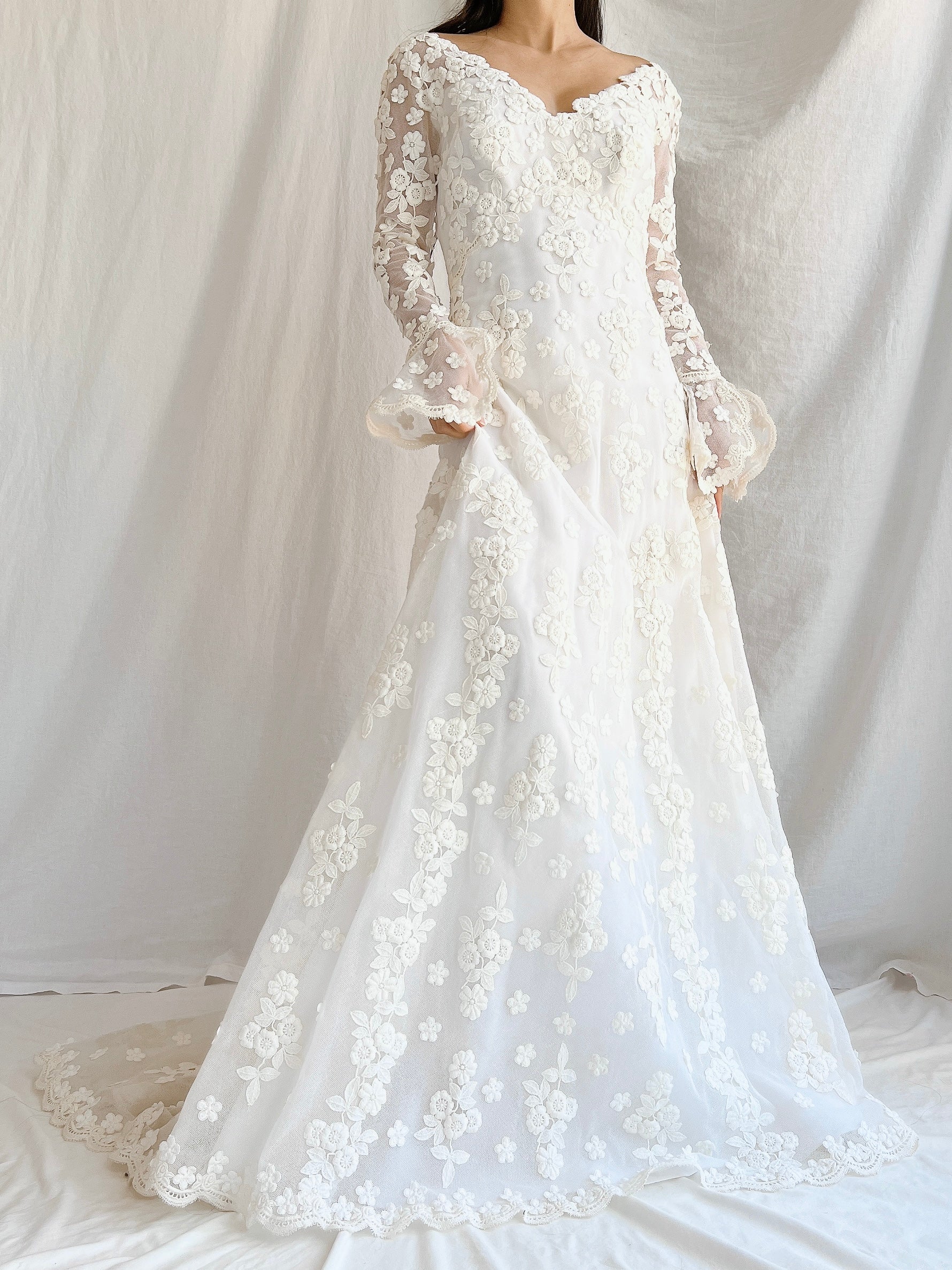 1960s Long Sleeves Floral Appliqué Gown with Veil - S