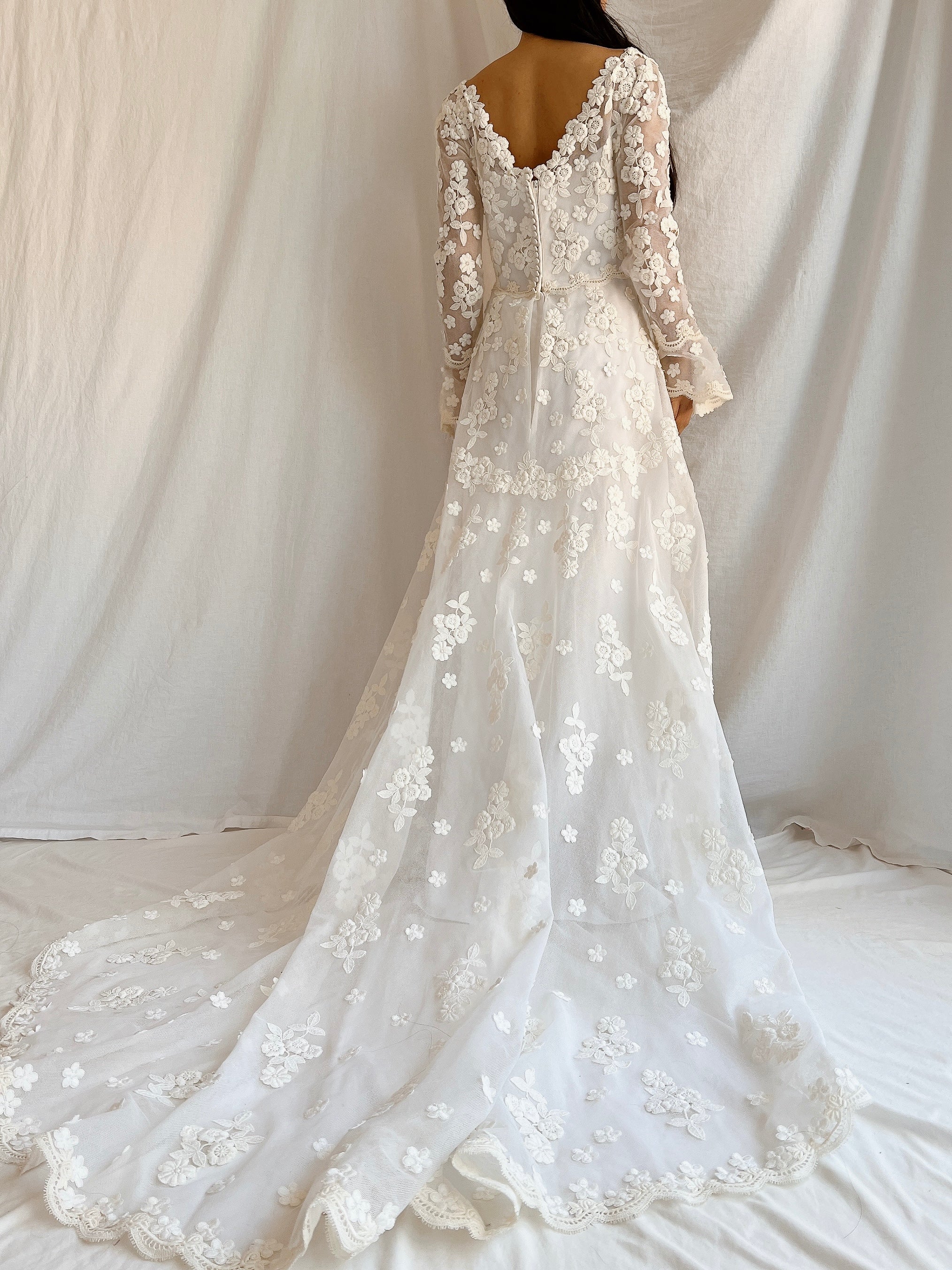 1960s Long Sleeves Floral Appliqué Gown with Veil - S