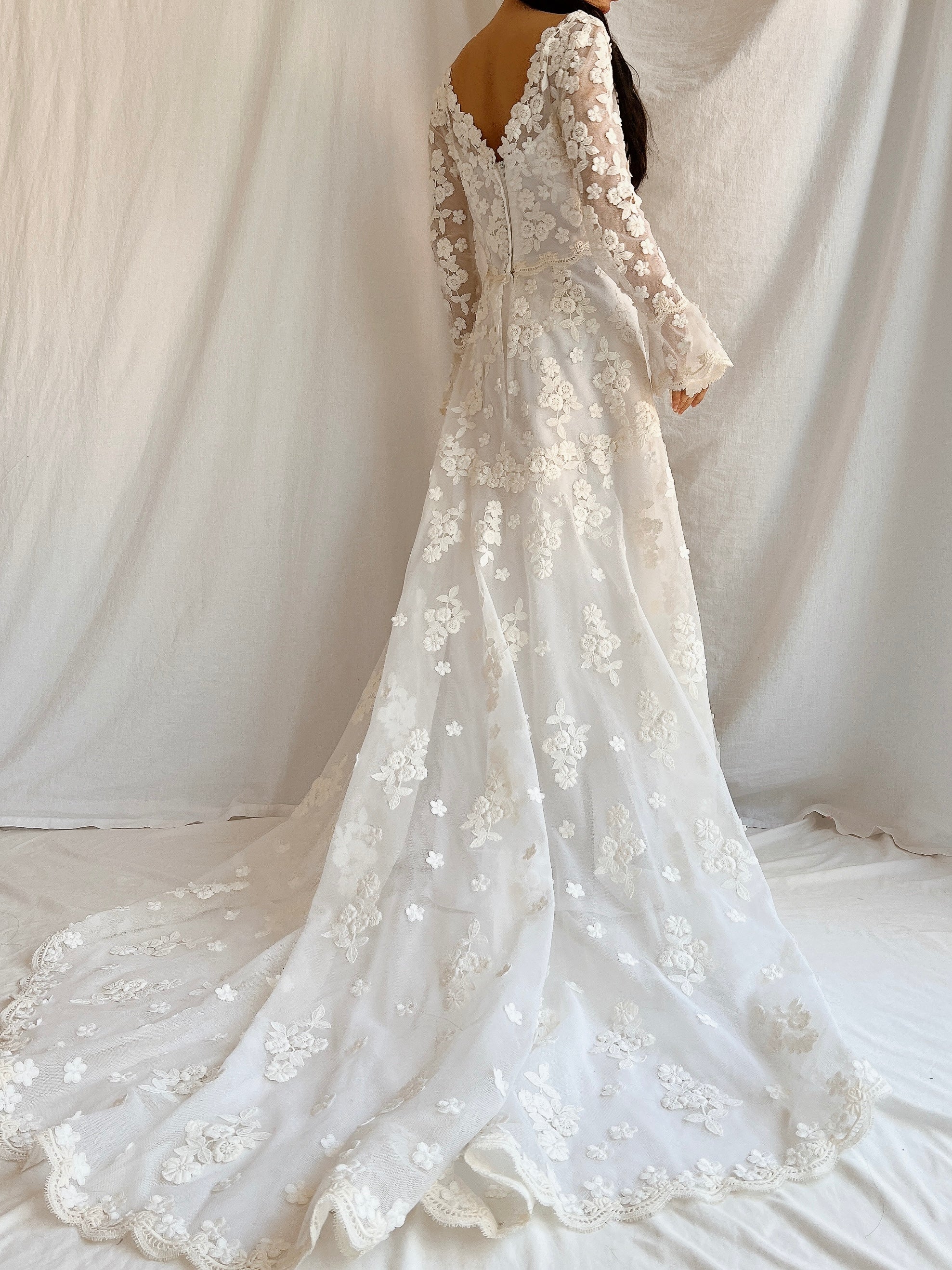 1960s Long Sleeves Floral Appliqué Gown with Veil - S
