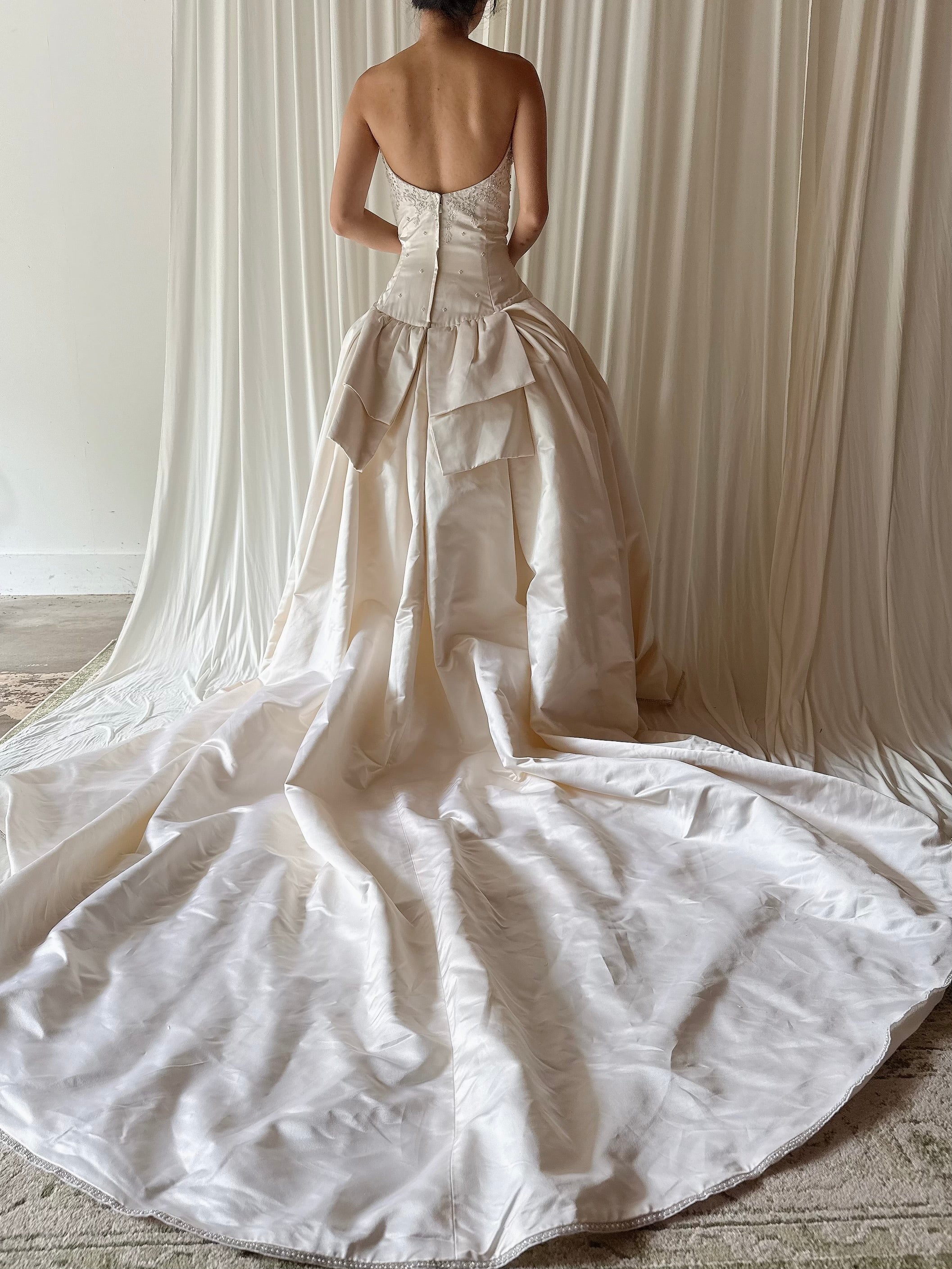 Vintage Eve of Milady Off-White Silk Gown - L/10