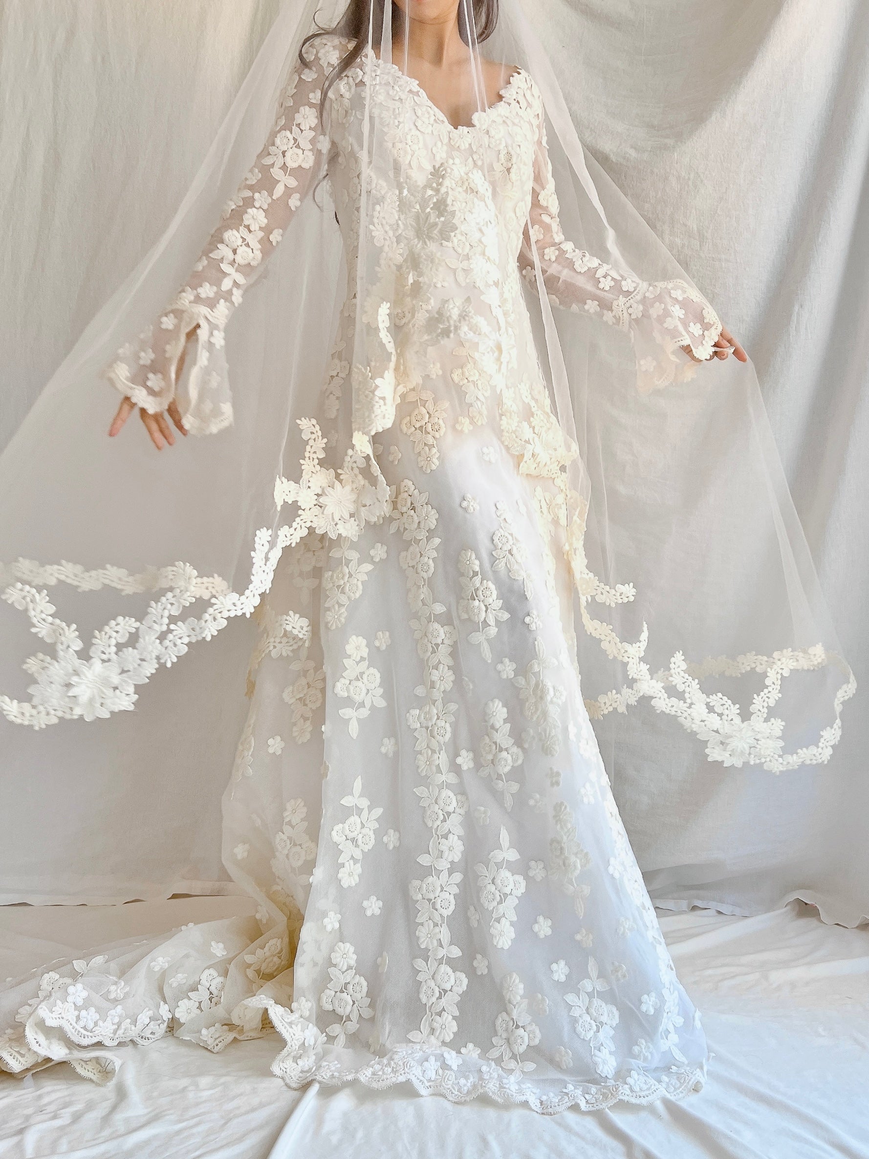 1960s Long Sleeves Floral Appliqué Gown with Veil - S