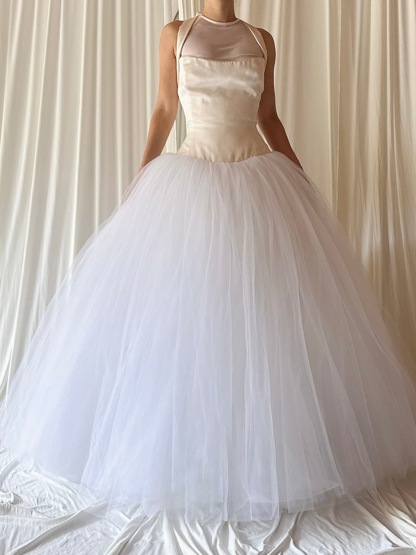 1990s Vera Wang Silk and Tulle Gown - 34B/28W/59L