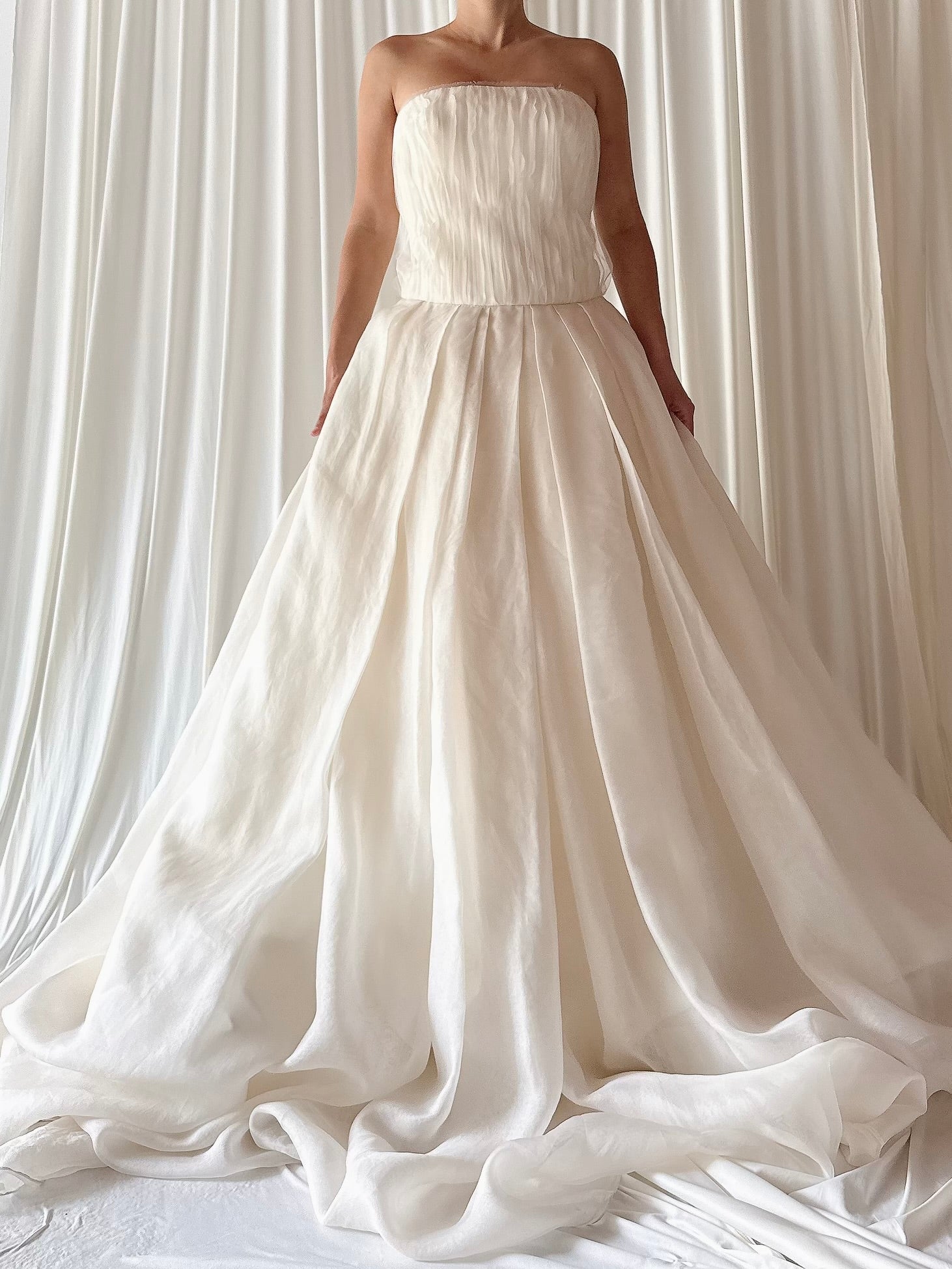 00 Vera Wang Silk Organza Gown - XS