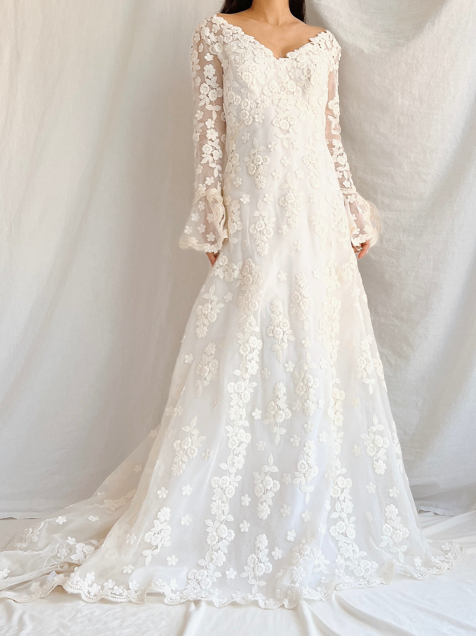 1960s Long Sleeves Floral Appliqué Gown with Veil - S