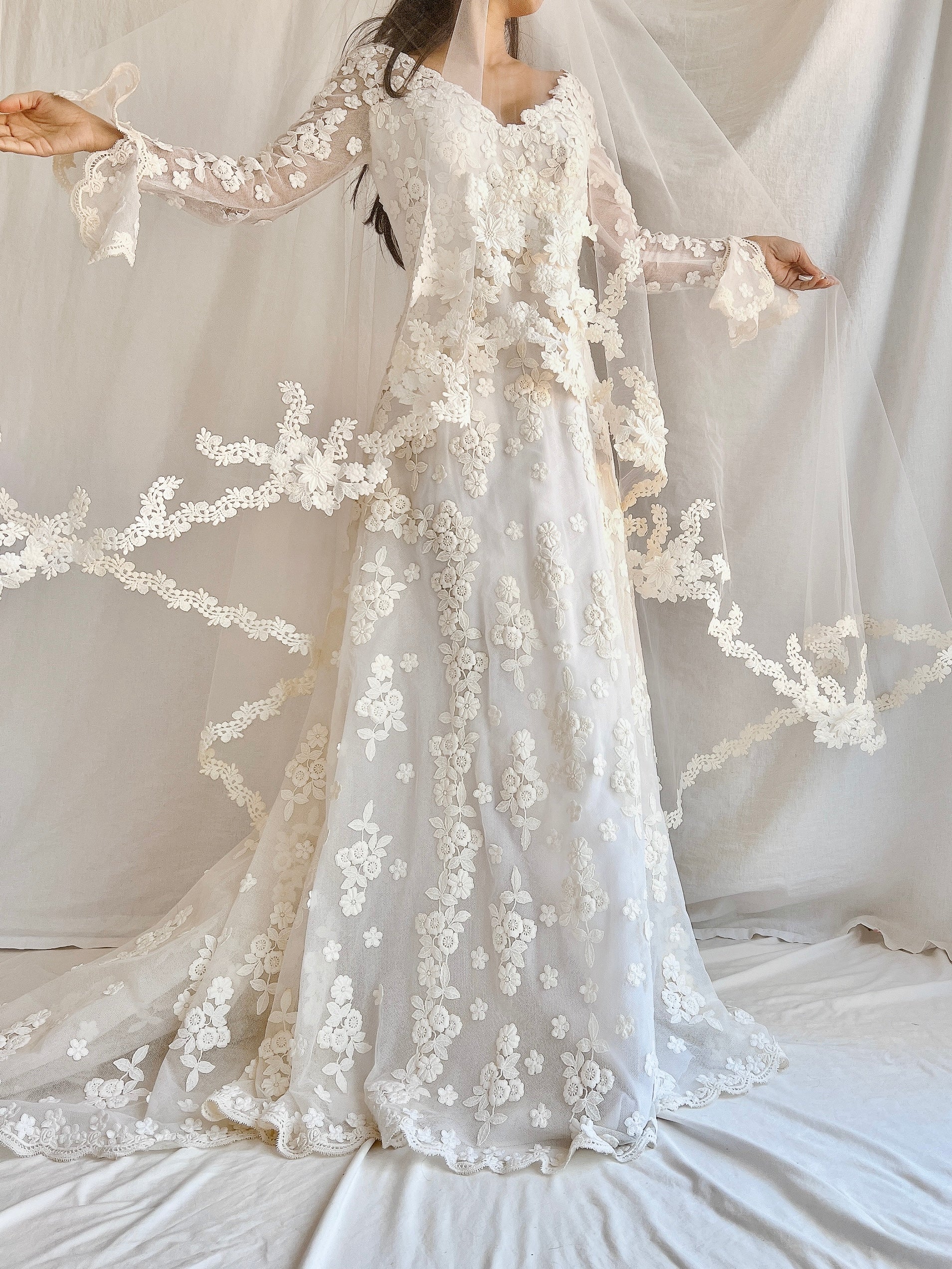 1960s Long Sleeves Floral Appliqué Gown with Veil - S