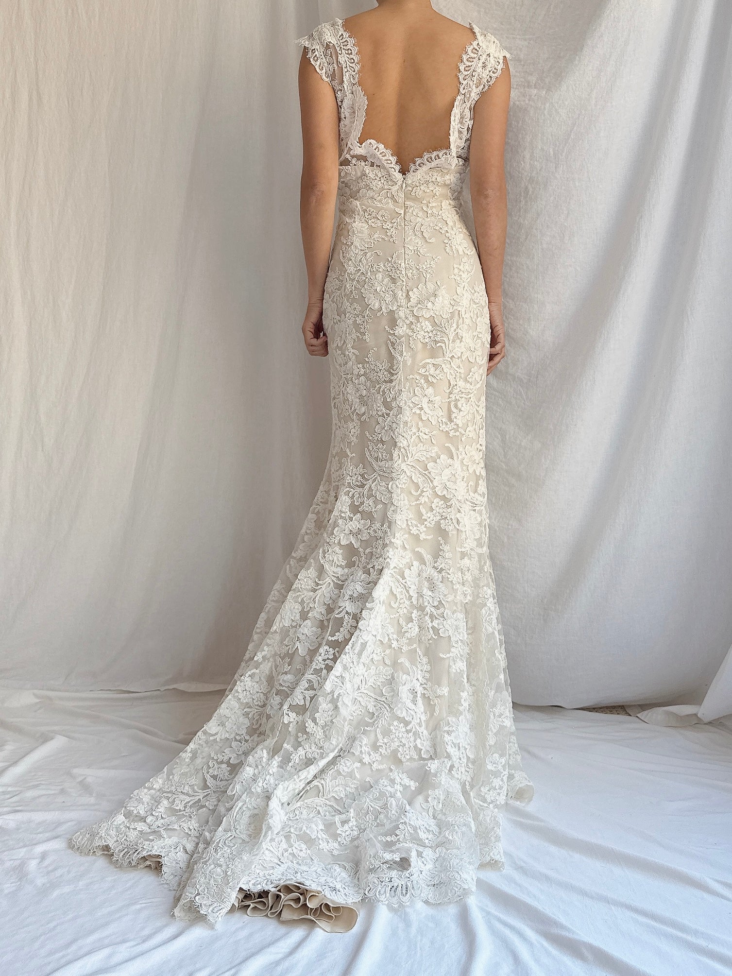 00 Monique Llhuilier Lace and Silk Gown - M/8