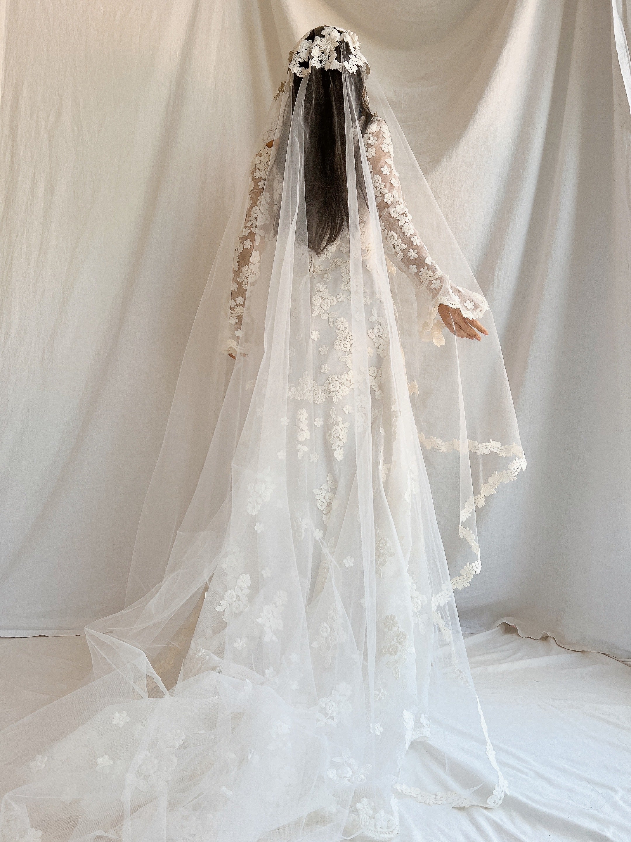 1960s Long Sleeves Floral Appliqué Gown with Veil - S