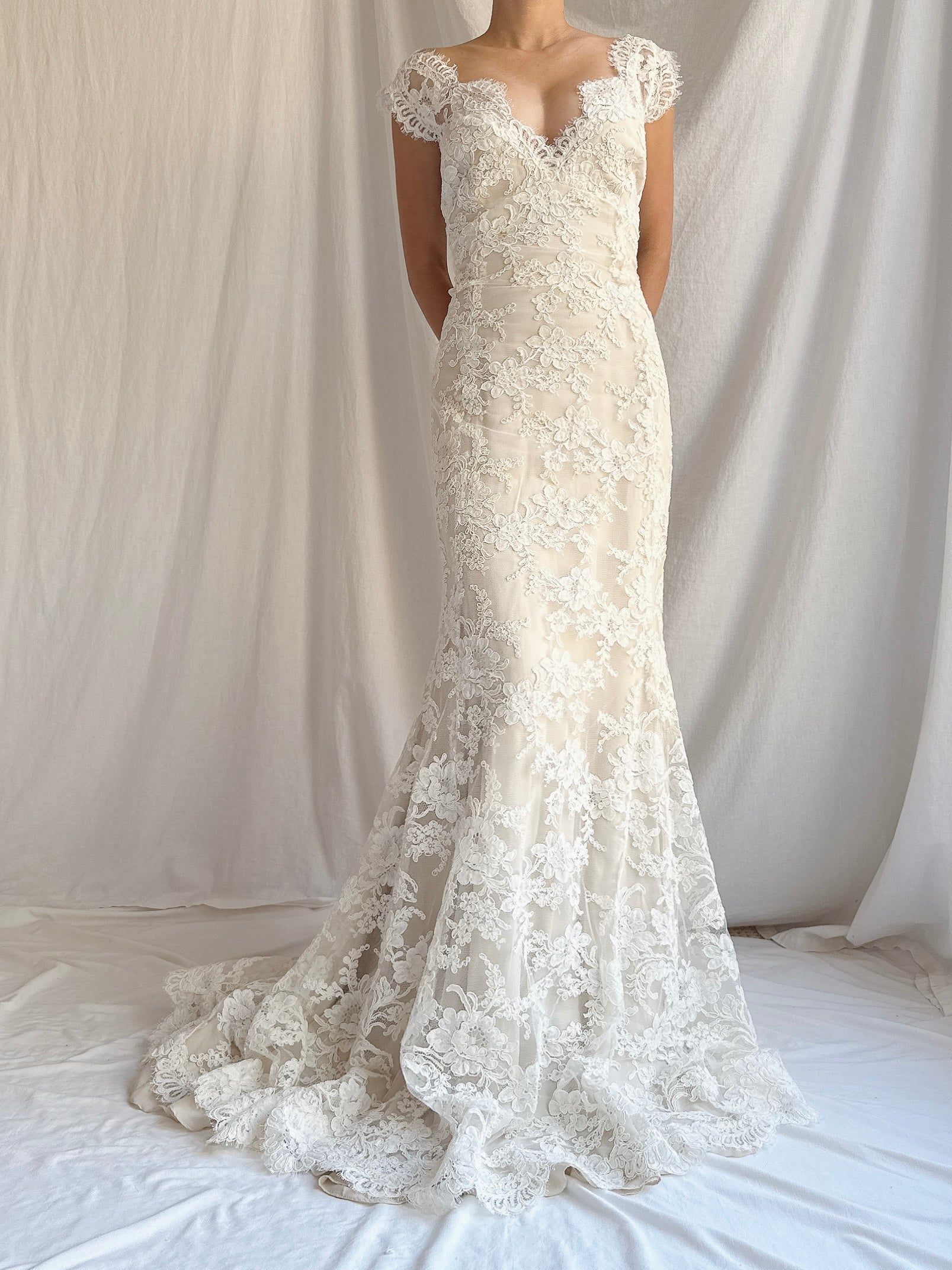 00 Monique Llhuilier Lace and Silk Gown - M/8