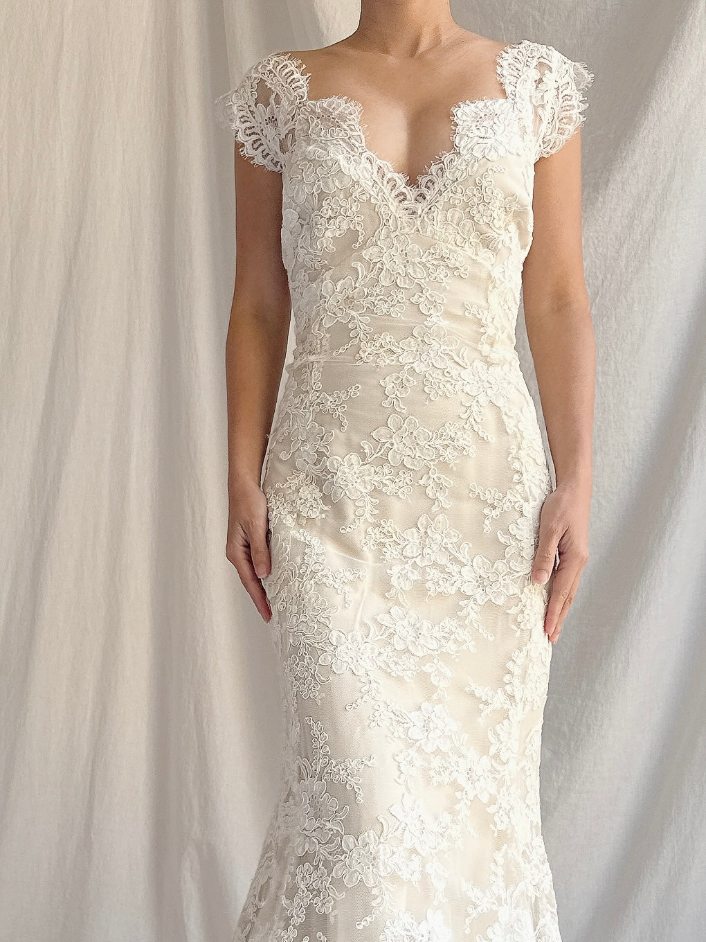 00 Monique Llhuilier Lace and Silk Gown - M/8