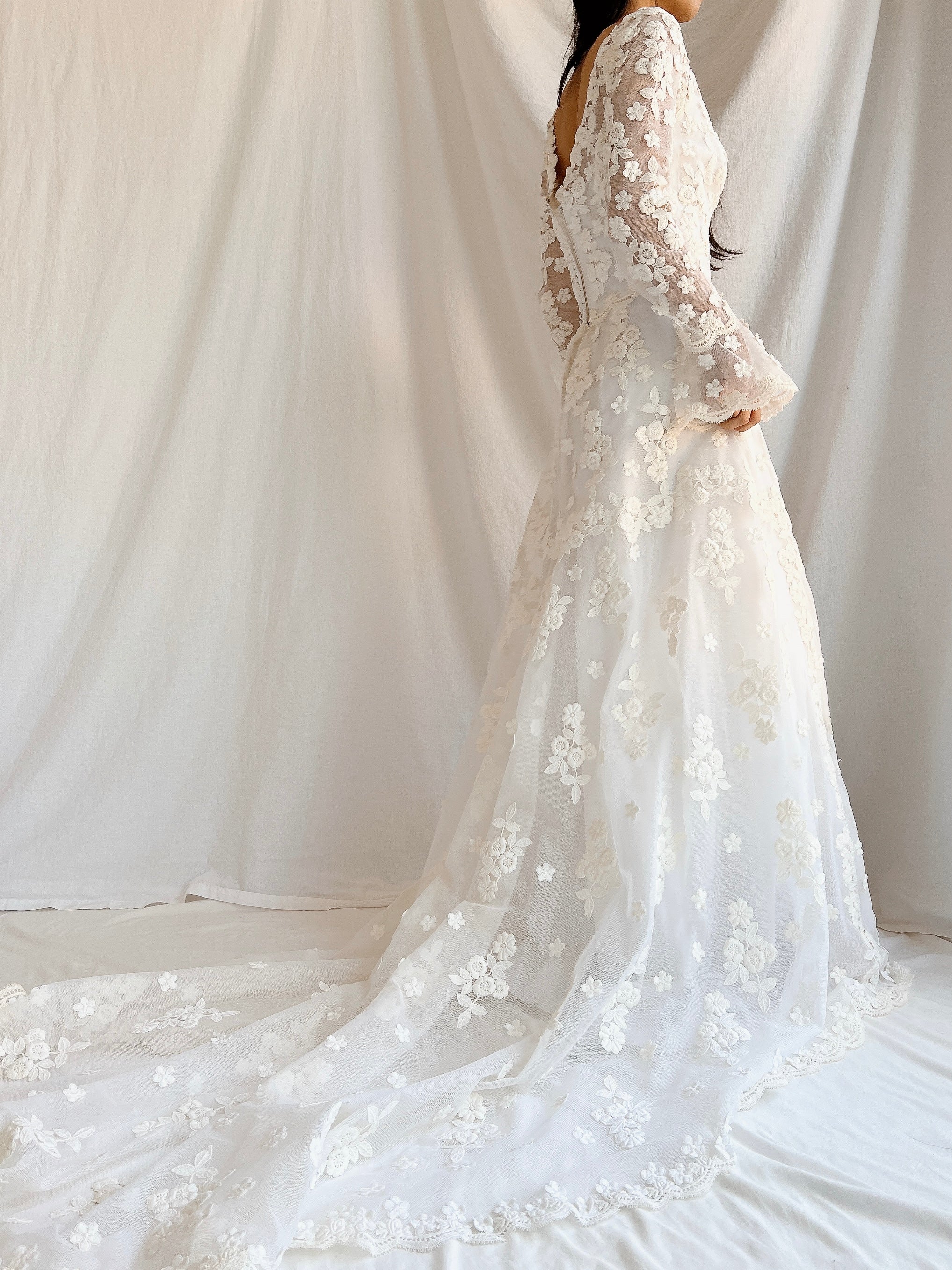 1960s Long Sleeves Floral Appliqué Gown with Veil - S