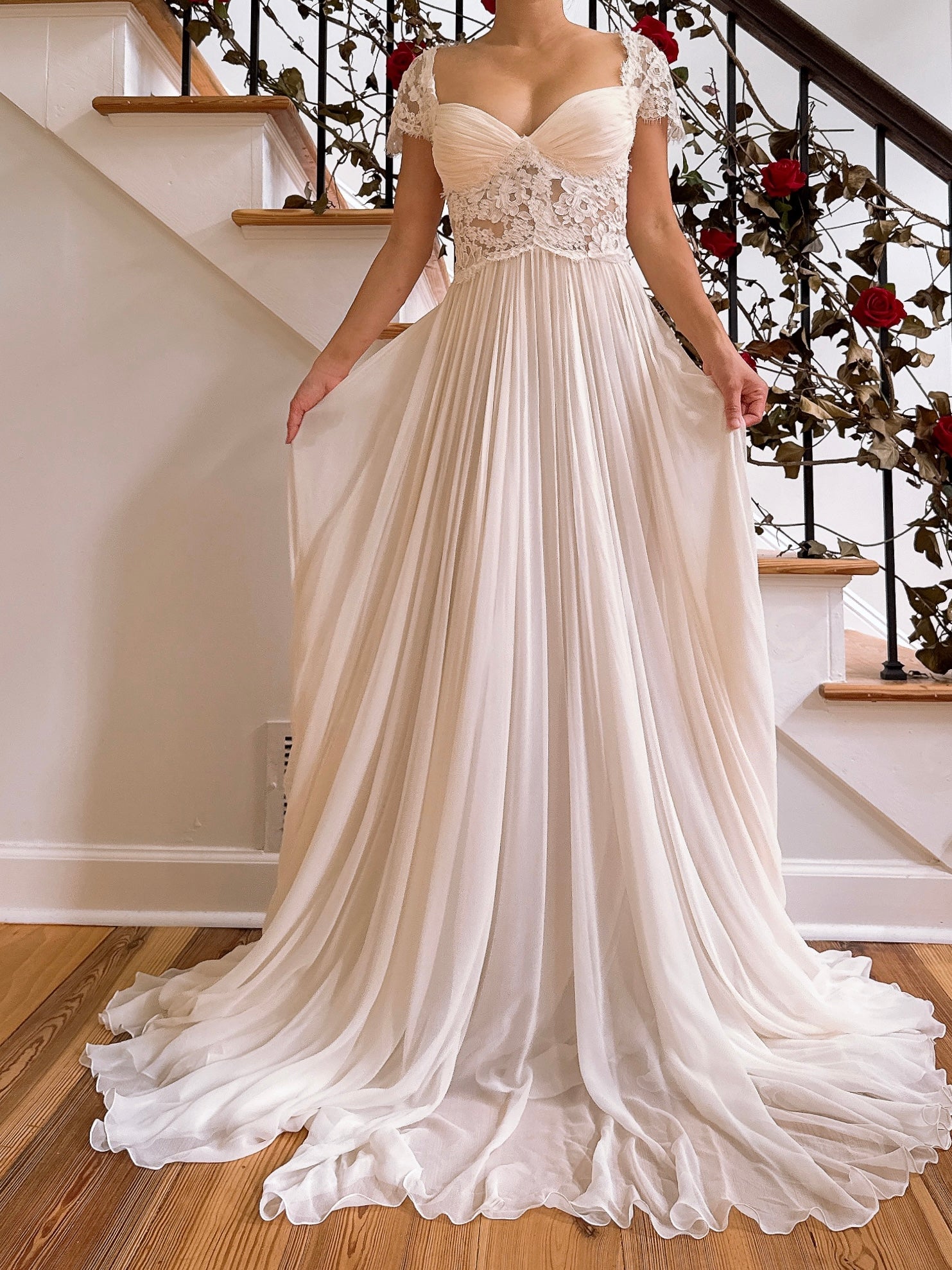 00 Off-White Reem Acra Chiffon Cap Sleeve Gown - M/6/8