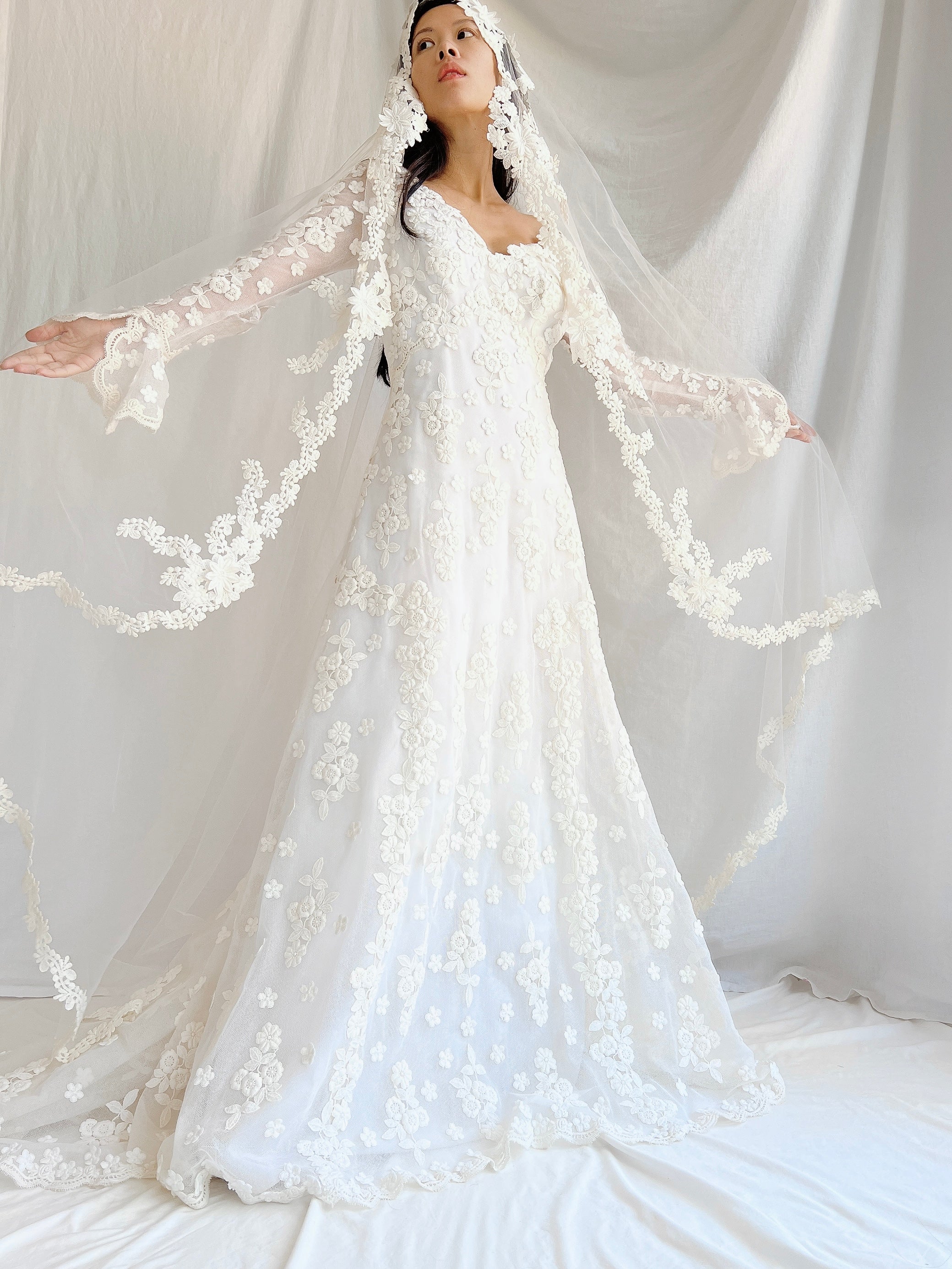 1960s Long Sleeves Floral Appliqué Gown with Veil - S