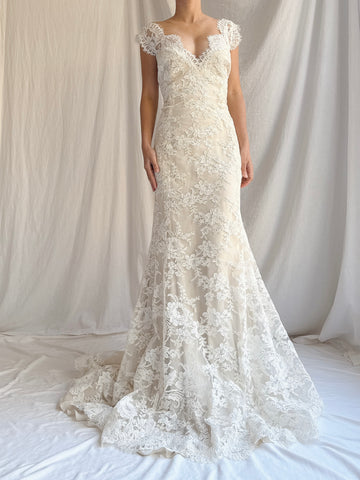 00 Monique Llhuilier Lace and Silk Gown - M/8