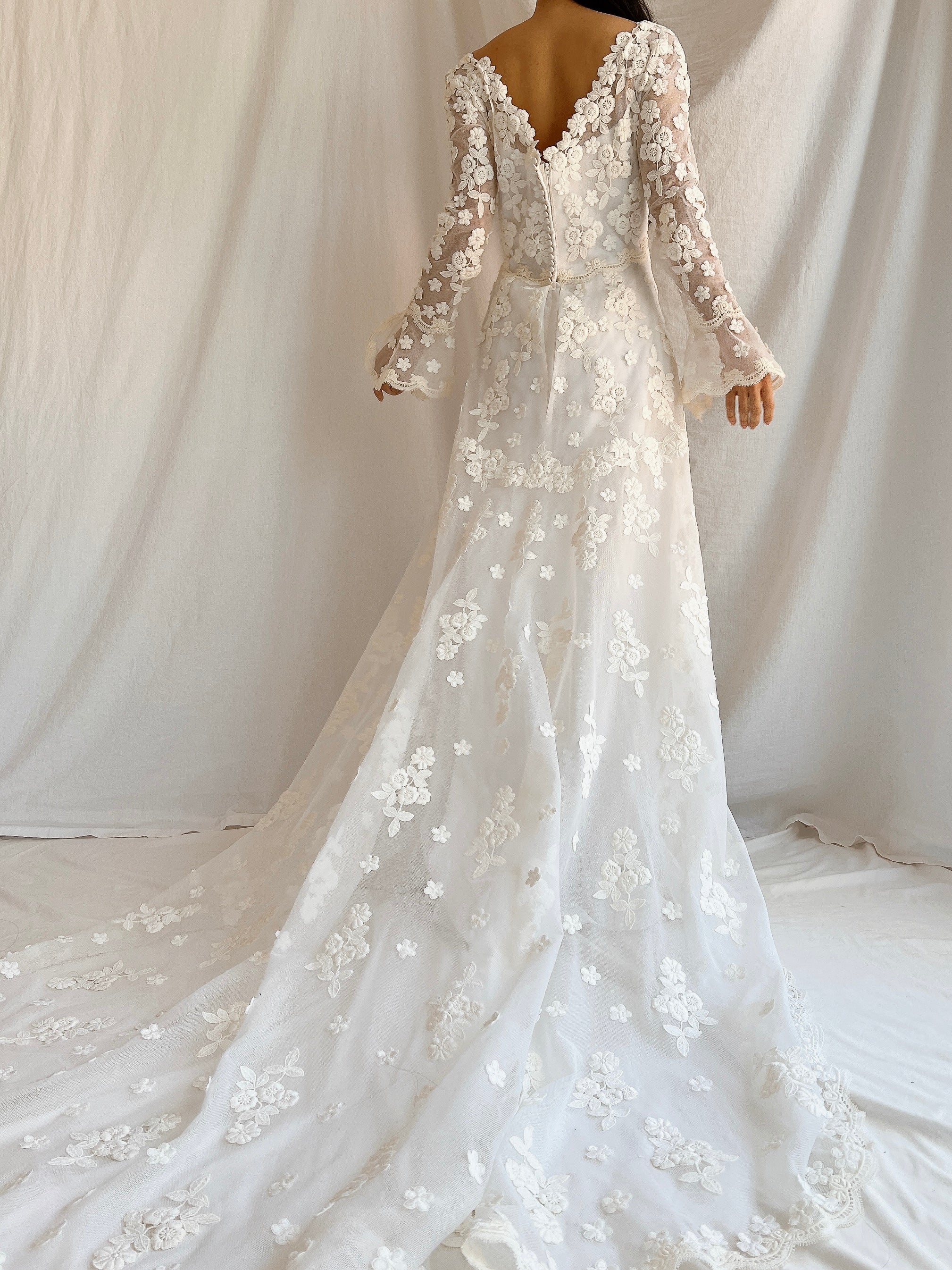 1960s Long Sleeves Floral Appliqué Gown with Veil - S