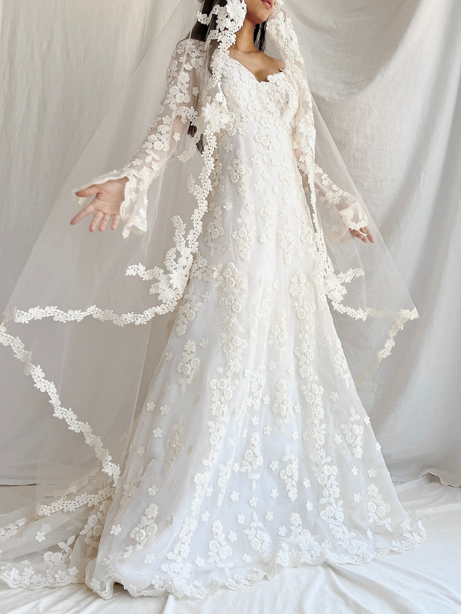 1960s Long Sleeves Floral Appliqué Gown with Veil - S