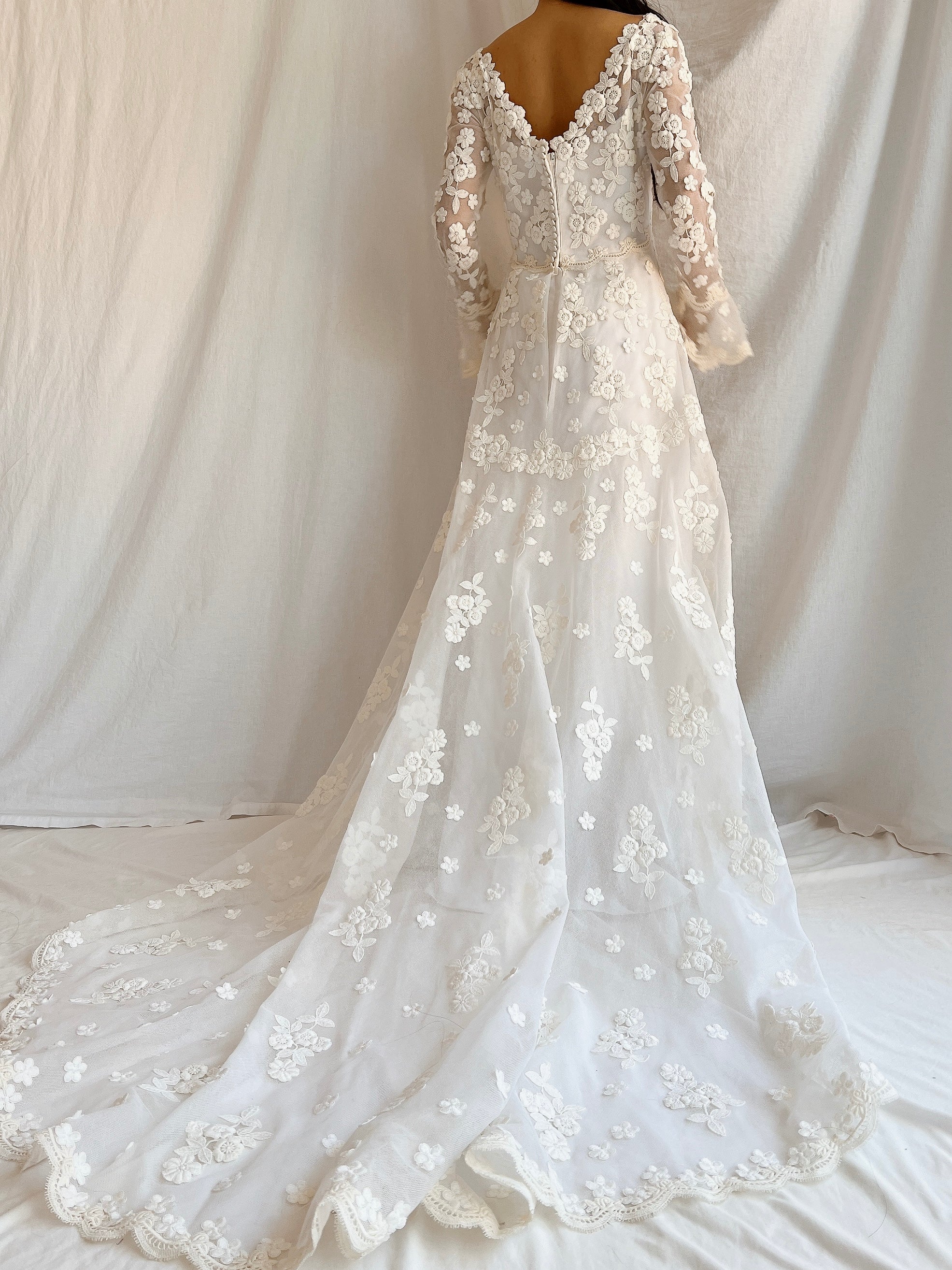 1960s Long Sleeves Floral Appliqué Gown with Veil - S