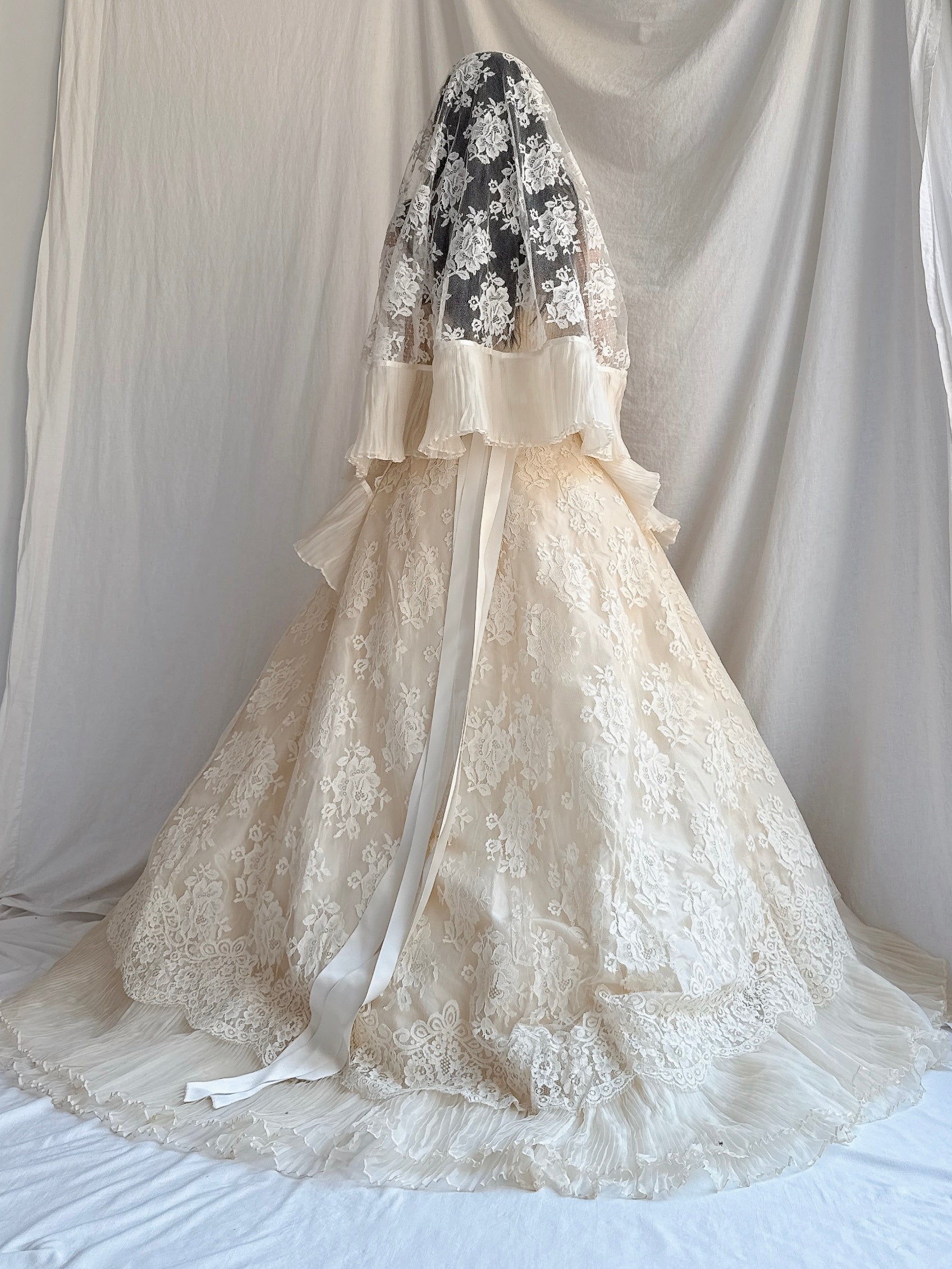 Vintage Rare Cailan’D Couture Italy Silk Lace Gown with Veil - IT 44/M
