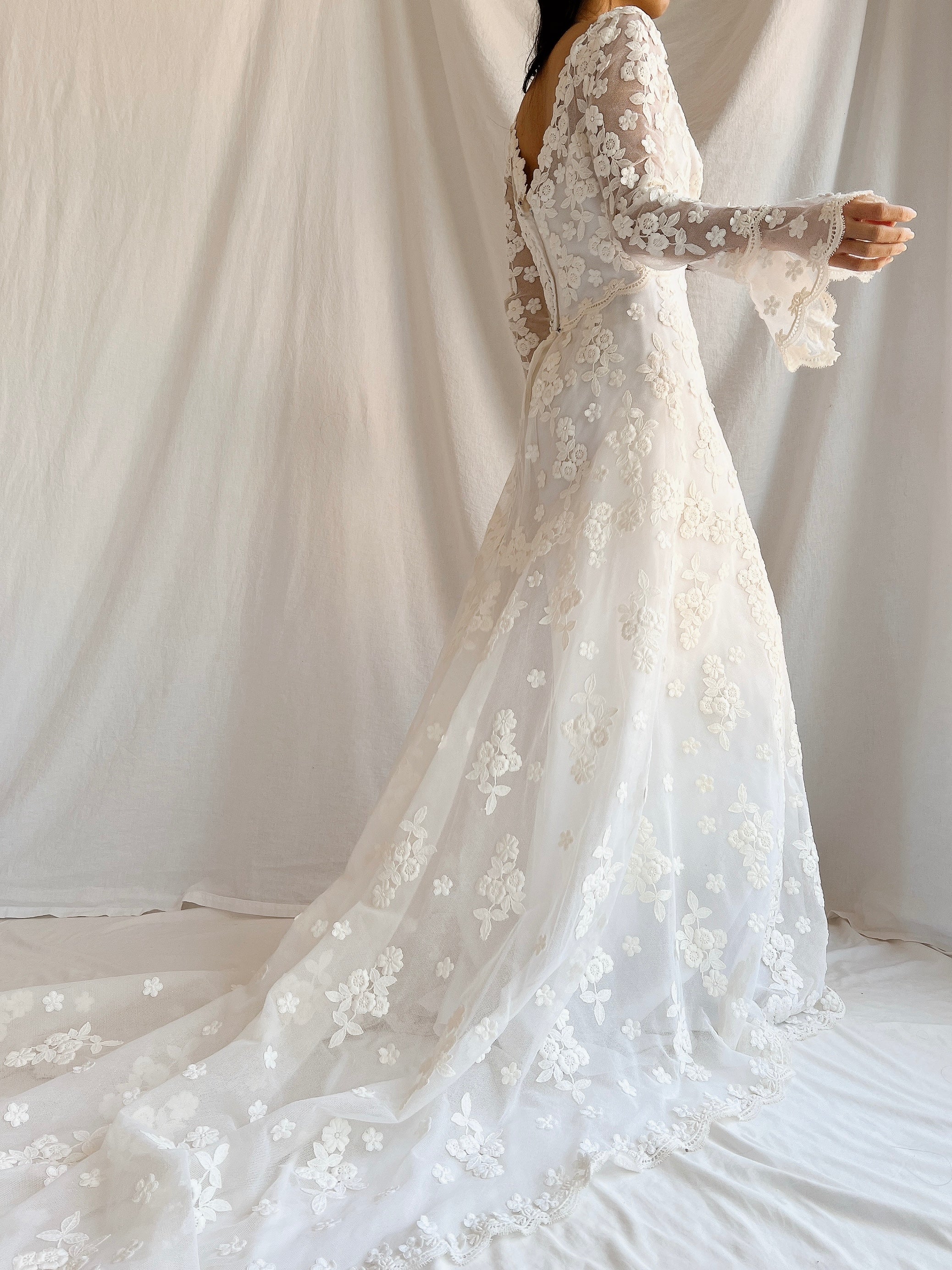 1960s Long Sleeves Floral Appliqué Gown with Veil - S
