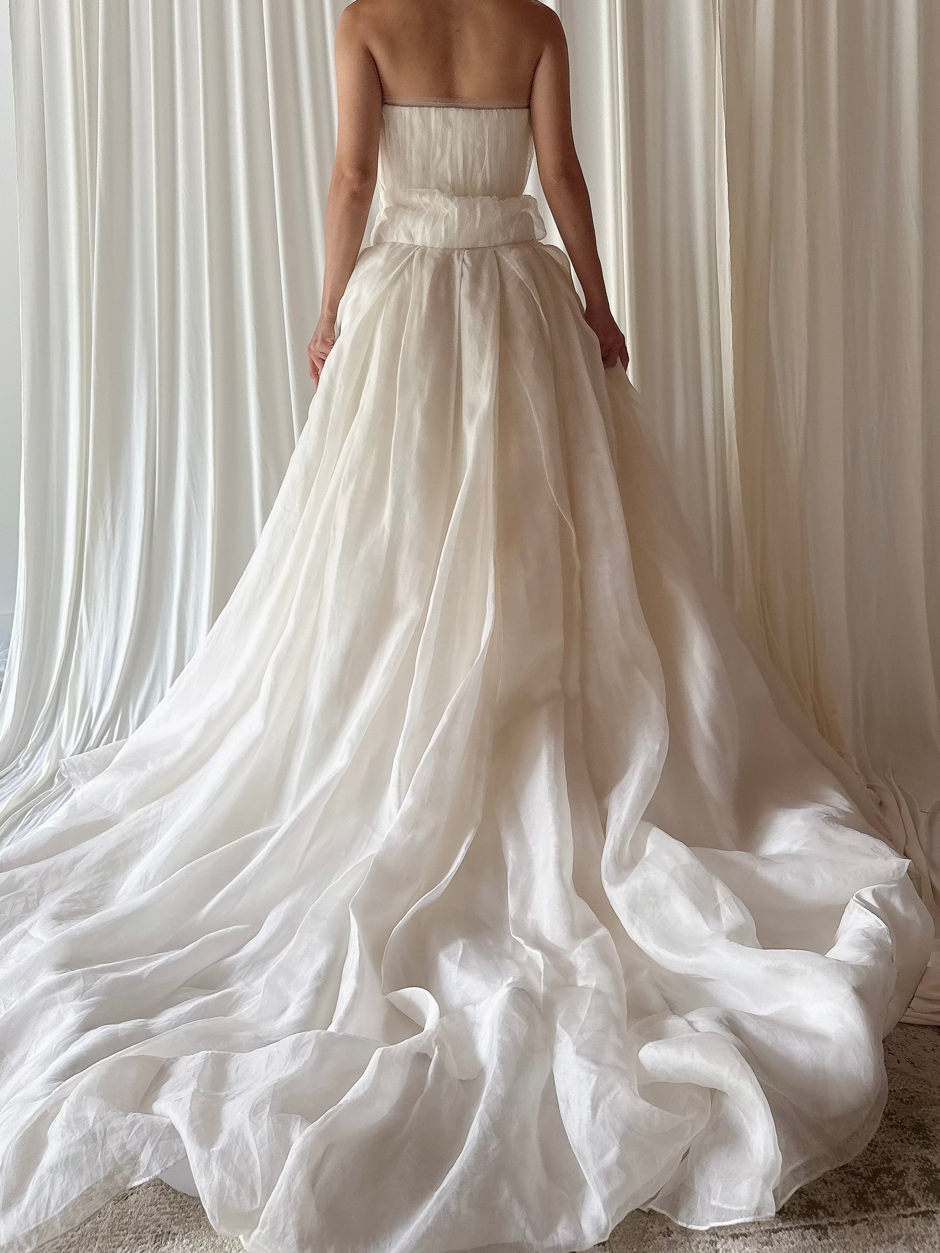 00 Vera Wang Silk Organza Gown - XS