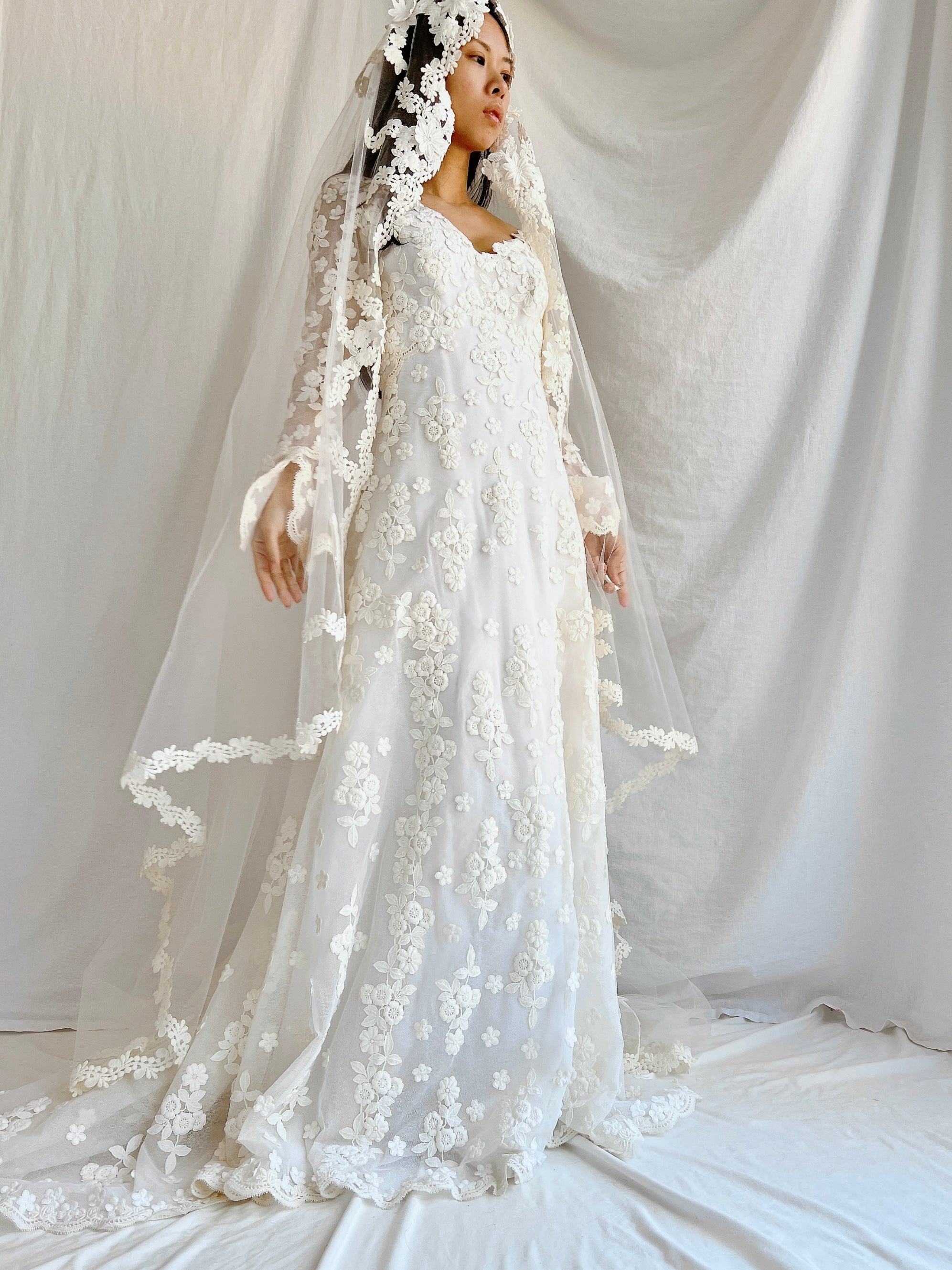 1960s Long Sleeves Floral Appliqué Gown with Veil - S