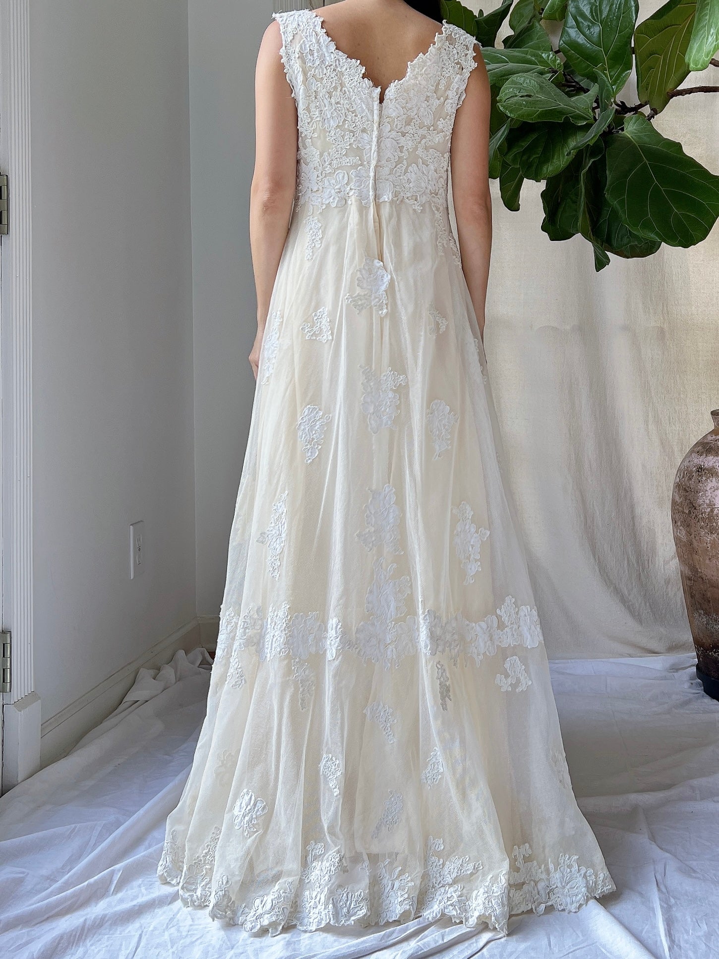 1960s Lace Tulle Lace Applique Gown - S