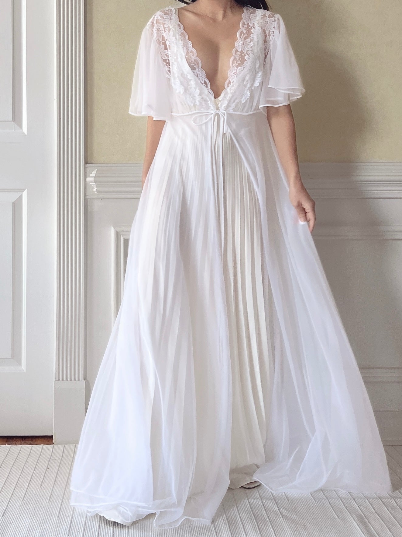1960s White Flutter Sleeve  Dressing Gown - M